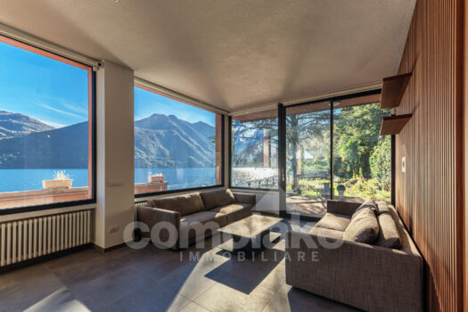 Villa moderna a lago con ampio giardino