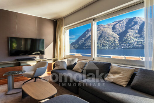 Villa moderna a lago con ampio giardino