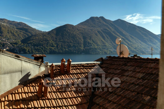 Casa di lago con ampio terrazzo