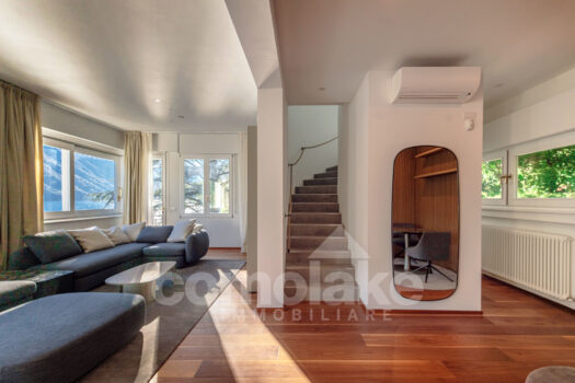 Villa moderna a lago con ampio giardino