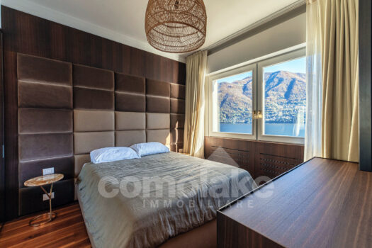 Villa moderna a lago con ampio giardino