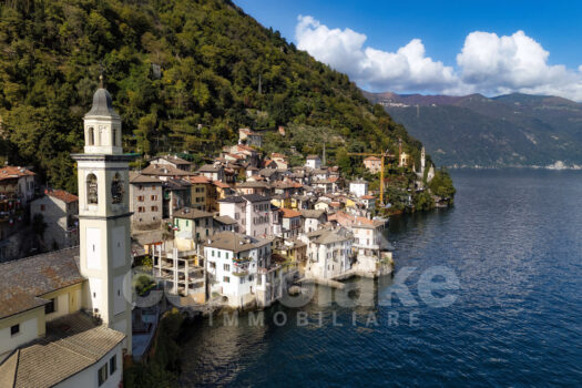 Casa di lago con ampio terrazzo