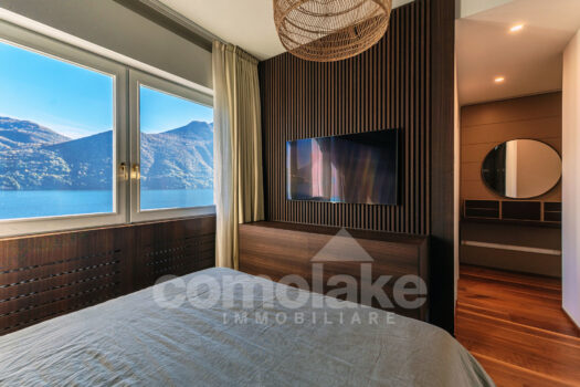 Villa moderna a lago con ampio giardino