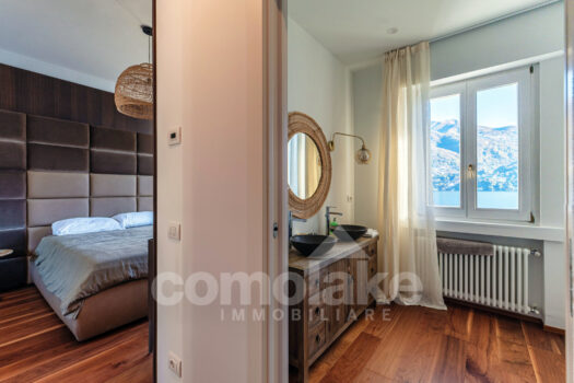 Villa moderna a lago con ampio giardino