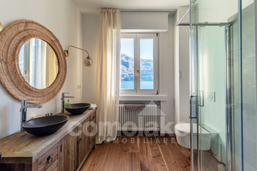 Villa moderna a lago con ampio giardino