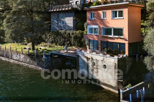 Villa moderna a lago con ampio giardino