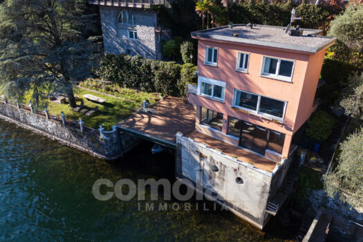 Villa moderna a lago con ampio giardino