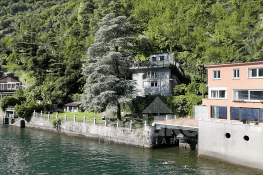 Villa moderna a lago con ampio giardino