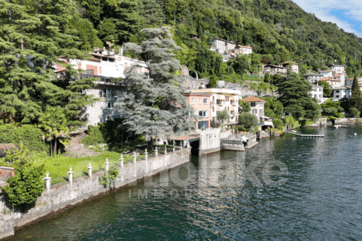 Villa moderna a lago con ampio giardino