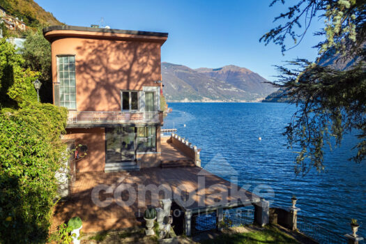 Villa moderna a lago con ampio giardino