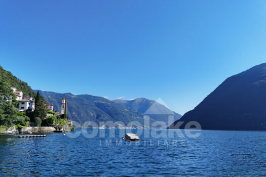 Villa moderna a lago con ampio giardino