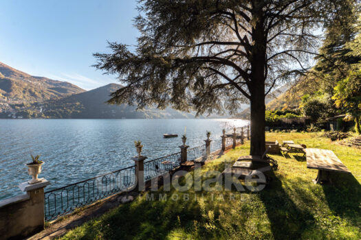 Villa moderna a lago con ampio giardino