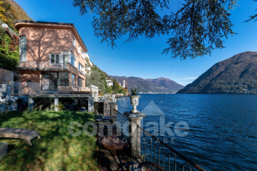 Villa moderna a lago con ampio giardino