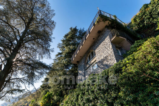 Villa moderna a lago con ampio giardino