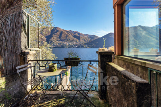 Villa moderna a lago con ampio giardino