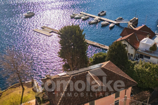 Villa a lago con darsena privata a Moltrasio