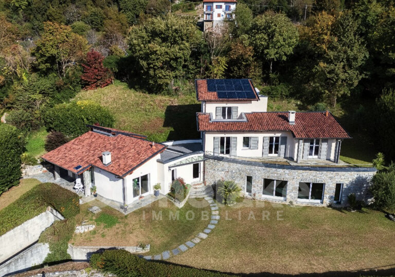 Villa moderna con giardino e vista lago