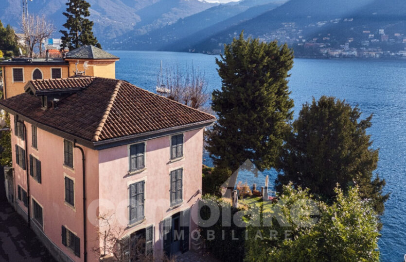Villa a lago con darsena privata a Moltrasio