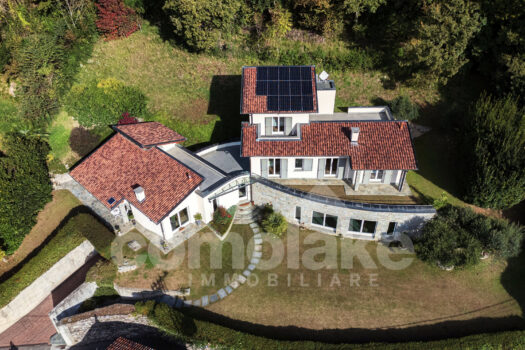 Villa moderna con giardino e vista lago