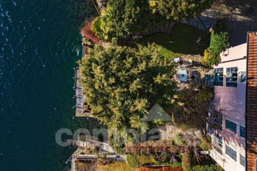 Villa a lago con darsena privata a Moltrasio