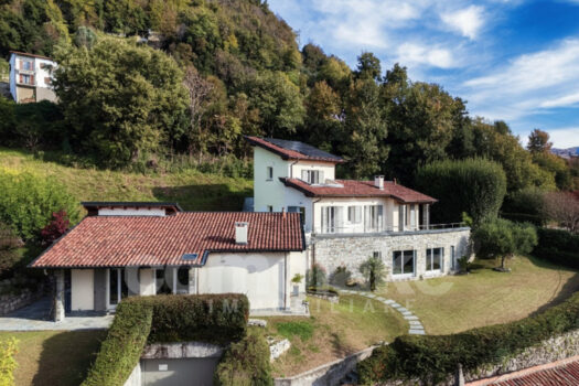 Villa moderna con giardino e vista lago
