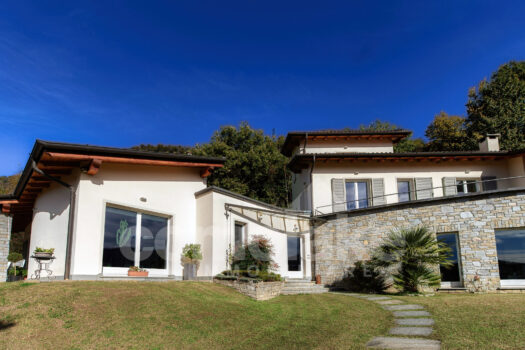 Villa moderna con giardino e vista lago