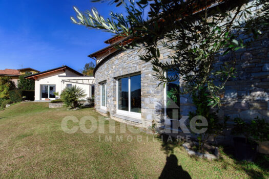 Villa moderna con giardino e vista lago