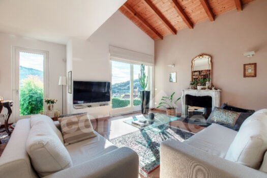 Villa moderna con giardino e vista lago