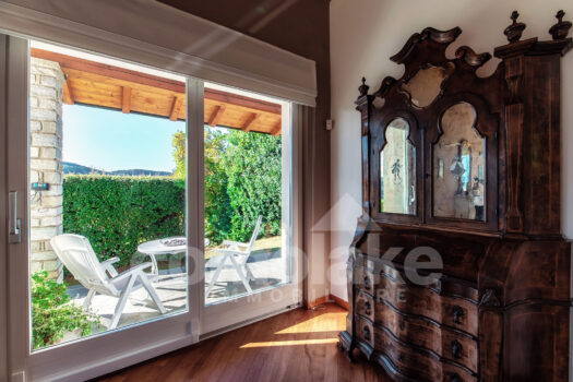 Villa moderna con giardino e vista lago