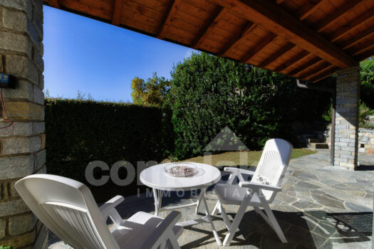 Villa moderna con giardino e vista lago