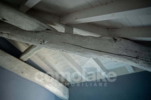 Villa a lago con darsena privata a Moltrasio