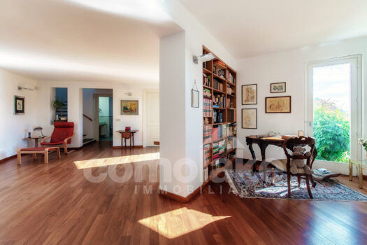 Villa moderna con giardino e vista lago