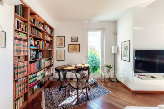 Villa moderna con giardino e vista lago