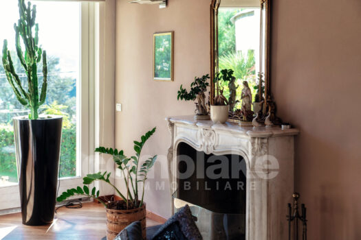 Villa moderna con giardino e vista lago