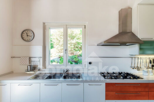 Villa moderna con giardino e vista lago