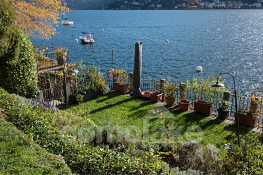 Villa a lago con darsena privata a Moltrasio