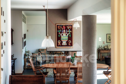 Villa moderna con giardino e vista lago