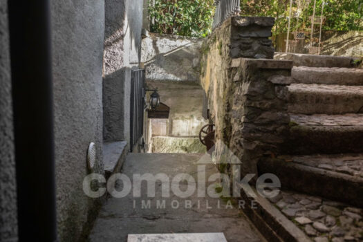 Villa a lago con darsena privata a Moltrasio