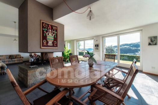 Villa moderna con giardino e vista lago