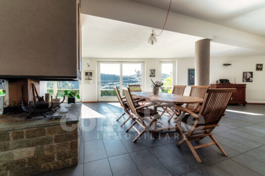 Villa moderna con giardino e vista lago