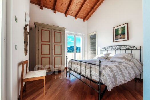 Villa moderna con giardino e vista lago