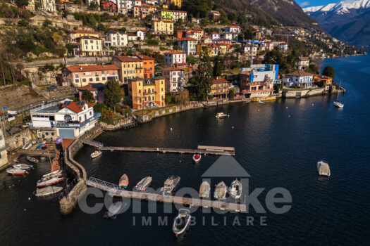 Villa a lago con darsena privata a Moltrasio
