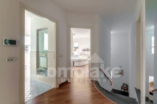 Villa moderna con giardino e vista lago