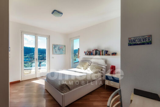 Villa moderna con giardino e vista lago