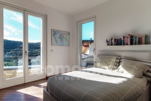 Villa moderna con giardino e vista lago