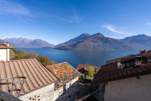 Rustico ristrutturato a Musso – in borgo antico con vista lago