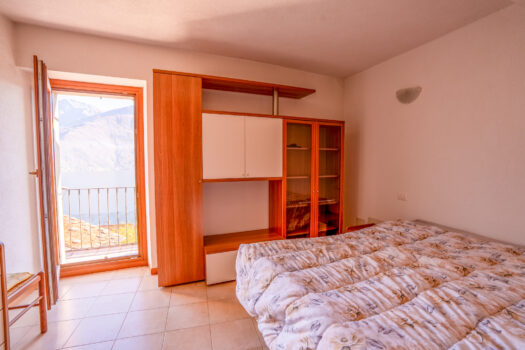 Rustico ristrutturato a Musso – in borgo antico con vista lago