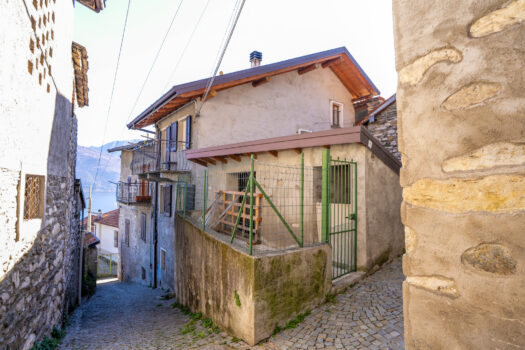 Rustico ristrutturato a Musso – in borgo antico con vista lago