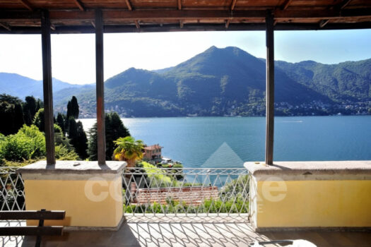 Casa storica con terrazzo e giardino a Moltrasio