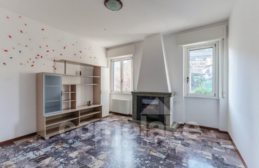 Appartamento vicino Cernobbio con balcone e box